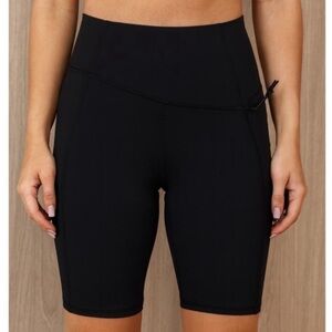 NWT Stori Unscripted 7" Fitted Shorts Onyx Black
Size 6